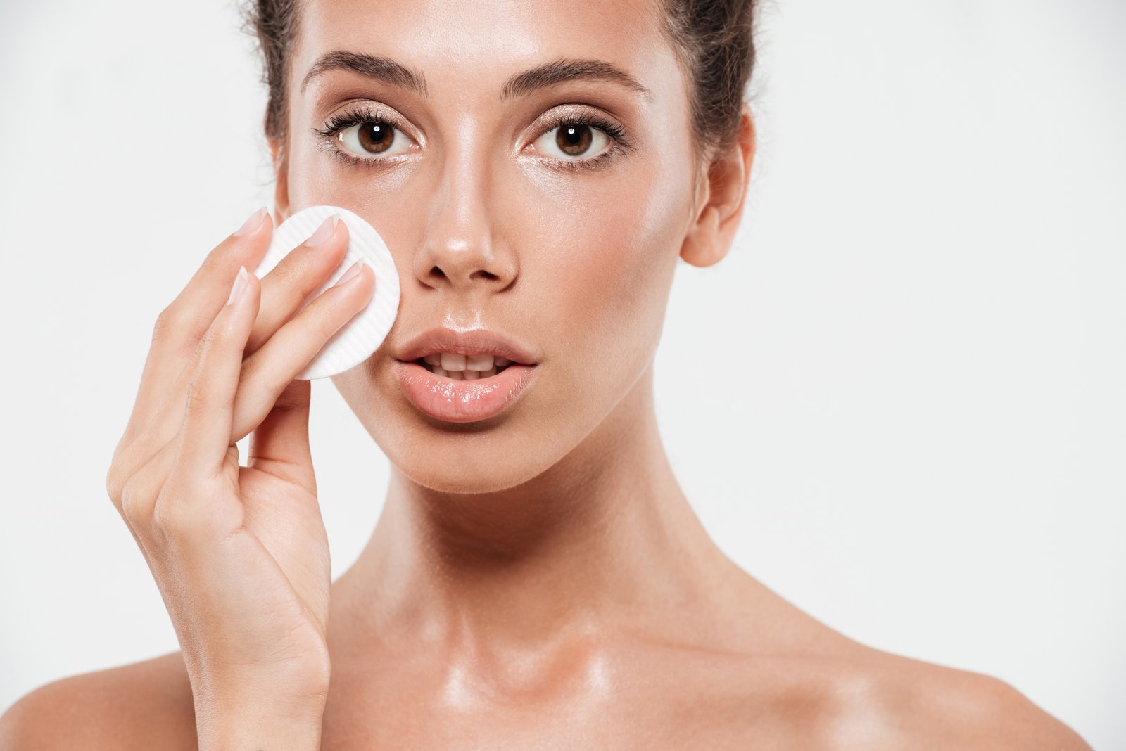 Retirando maquillaje del rostro con DELAPURA